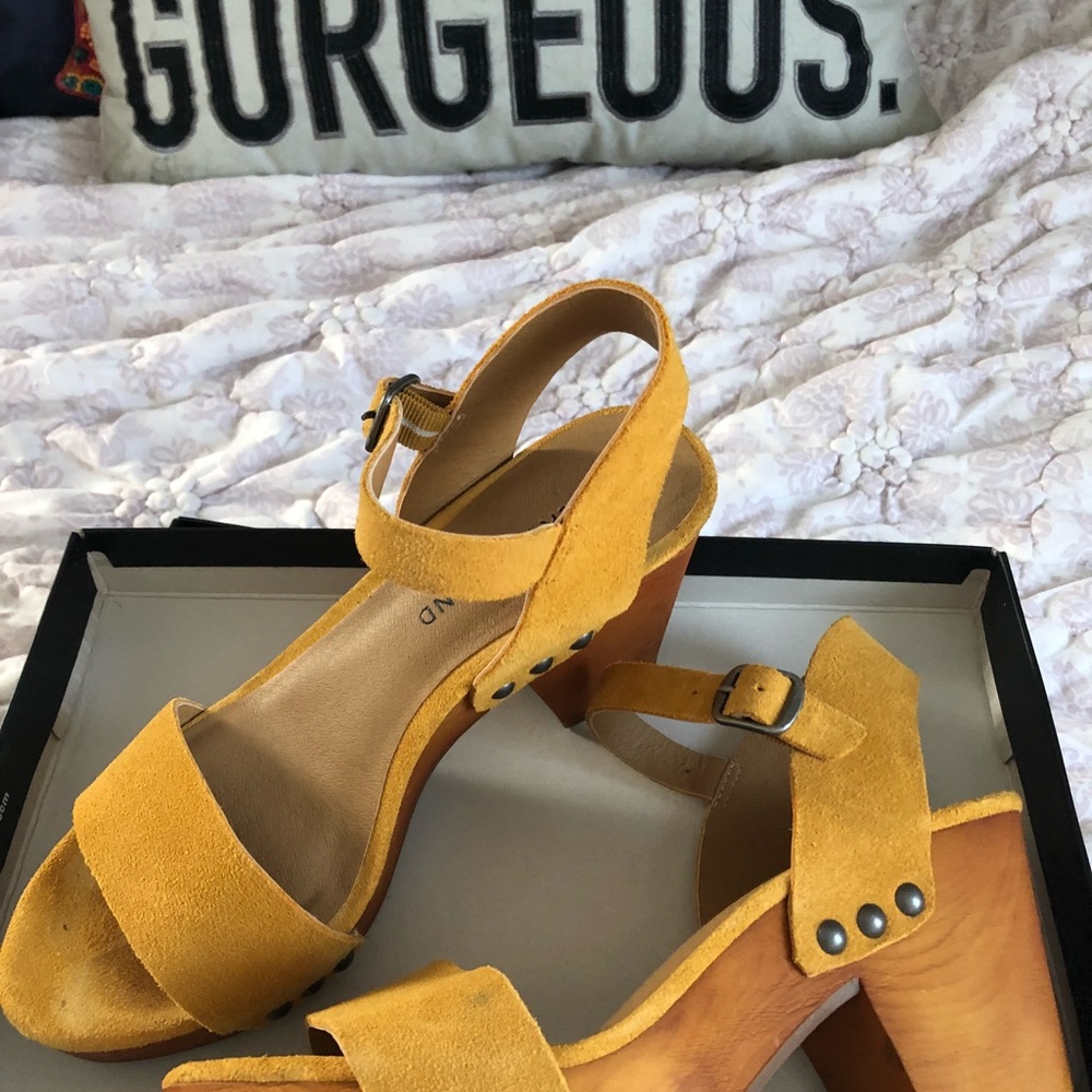 LuckySaffron Heeled Sandals Sz 5.5